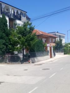 uma rua vazia com um edifício e árvores ao lado em Finesi Apartments 2 em Ohrid