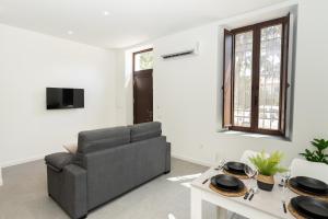 ein Wohnzimmer mit einem Sofa und einem Tisch in der Unterkunft Lofts Jumaral - La Magdalena in Córdoba