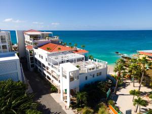 馬霍礁的住宿－Caribbean Oasis on Sunset Beach，海滩上白色建筑的空中景致