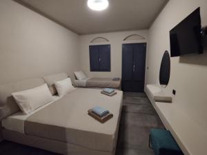 uma sala de estar com uma cama e um sofá em Meridiano em Parikia