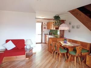 cocina y comedor con mesa y sofá en La finestra sulle Dolomiti, en Carano