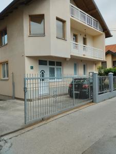 een hek voor een huis bij Sejmen in Sarajevo