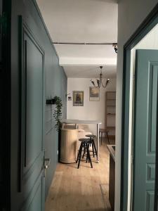 un couloir avec une cuisine et une salle à manger dans l'établissement Hôtel Maât Etoile, à Paris