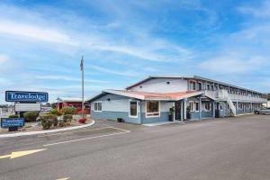 um edifício ao lado de uma rua com uma placa em Travelodge by Wyndham Newport em Newport