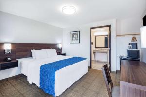 Postel nebo postele na pokoji v ubytování Travelodge by Wyndham Newport
