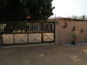 una puerta a una casa con una valla en El-Kole Bed and Breakfast en Tsumeb