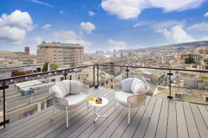 un balcón con 2 sillas y una mesa en el techo en Best Western Plus City Hotel, en Génova