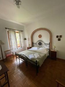een slaapkamer met een groot bed met een sierlijk hoofdeinde bij Villa Remignoli in San Gimignano