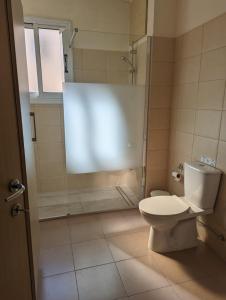 een badkamer met een douche en een toilet. bij Pyla Village Resort D6 in Pyla