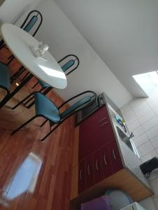 een kamer met een tafel en een surfplank aan het plafond bij Stella s Monteurswohnungen in Werdau