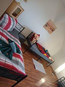 een slaapkamer met een bed en een bank bij Stella s Monteurswohnungen in Werdau