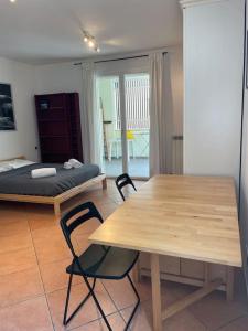 um quarto com uma mesa e cadeiras e uma cama em Careggi apartment em Florença