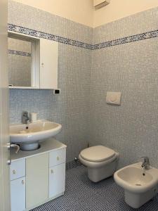uma casa de banho com um WC e um lavatório em Careggi apartment em Florença