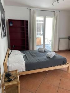 uma cama com duas toalhas num quarto em Careggi apartment em Florença