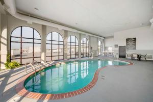 uma grande piscina num edifício com janelas em Best Western Plus Harrisonburg em Harrisonburg