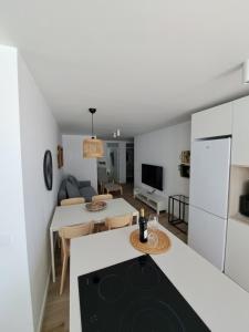 cocina y sala de estar con encimera blanca en Chez Oti, en Puerto Rico de Gran Canaria