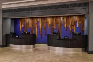 een lobby met een muur met een stel spiegels bij Hilton Kansas City Country Club Plaza in Kansas City