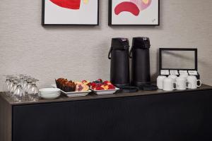 Все необхідне для приготування чаю та кави в Hilton Kansas City Country Club Plaza