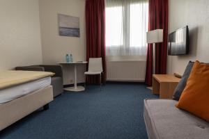 A television and/or entertainment centre at Hotel Sommerhaus Linz