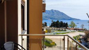 een balkon met uitzicht op de oceaan en een berg bij Apartment Adrialux in Budva