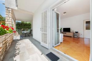 sala de estar con puerta corredera de cristal y comedor en Apartments Magnolia en Rovinj