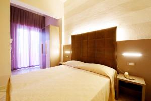 A bed or beds in a room at Hotel Fernanda
