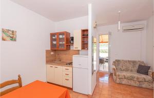 Küche/Küchenzeile in der Unterkunft Beautiful Apartment In Jezera tisno With Kitchen