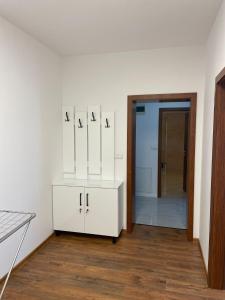 um quarto com uma cómoda branca e um corredor em Regim Hotelier DEVA, str. Mihai Viteazu, bl. RESIDENCE !!! em Deva
