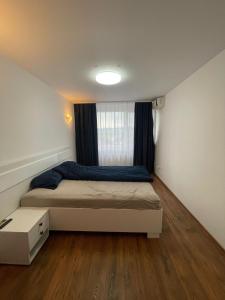 ein kleines Schlafzimmer mit einem Bett und einem Fenster in der Unterkunft Regim Hotelier DEVA, str. Mihai Viteazu, bl. RESIDENCE !!! in Deva