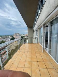 einen Balkon mit Blick auf ein Gebäude in der Unterkunft Regim Hotelier DEVA, str. Mihai Viteazu, bl. RESIDENCE !!! in Deva