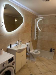 ein Badezimmer mit einem WC, einem Waschbecken und einem Spiegel in der Unterkunft Regim Hotelier DEVA, str. Mihai Viteazu, bl. RESIDENCE !!! in Deva