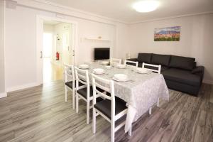 een eetkamer met een tafel en stoelen en een bank bij Apartamento Turístico VIANA II in Viana