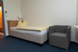 A bed or beds in a room at Hotel Sommerhaus Linz