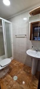 a bathroom with a toilet and a sink at Piso céntrico 3 dormitorios con 2 baños cerca de la feria in Albacete