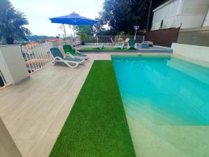 The swimming pool at or close to VILLA FALCONERA APARTAMENTS, GANDIA a las faldas de la montaña