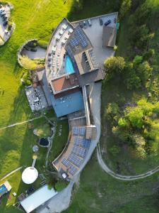 Widok z lotu ptaka na obiekt Holzhotel Forsthofalm
