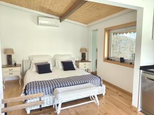 um quarto com uma cama branca e uma janela em Casa do Beco - Foz do Douro no Porto