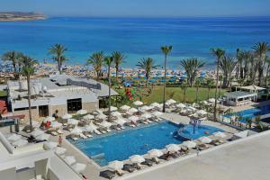 נוף של הבריכה ב-Nelia Beach Hotel & Spa או בסביבה