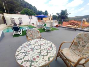 A seating area at VILLA FALCONERA APARTAMENTS, GANDIA a las faldas de la montaña