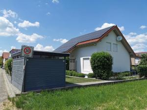 ein Haus mit einem Geschwindigkeitsschild vor einer Garage in der Unterkunft Haus Wagner in Kappel-Grafenhausen