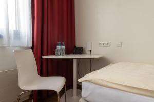 A bed or beds in a room at Hotel Sommerhaus Linz