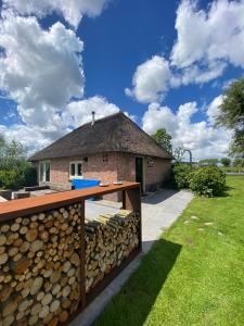 une cheminée en bois devant une maison dans l'établissement Groeten uit Hoogmade - rural cottage, à Hoogmaden