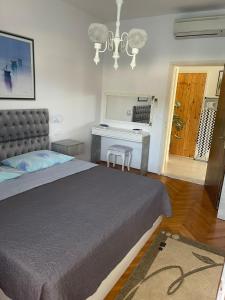 een slaapkamer met een bed en een bureau bij Makjanic Apartment in Jelsa