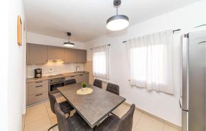 cocina con mesa de comedor y sillas en Beautiful Home In Jadrija With 4 Bedrooms, Wifi And Outdoor Swimming Pool en Jadrija