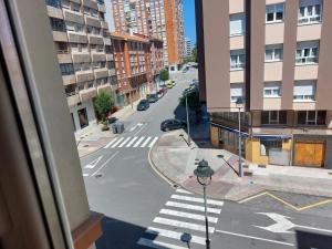 - une vue depuis la fenêtre d'une rue de la ville dans l'établissement Piso En El Centro Apto 5 Personas Con Garaje Privado, à Avilés