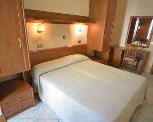A bed or beds in a room at Hotel Fernanda
