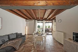 uma sala de estar com um sofá e uma mesa em Garofano P1-9 by Wonderful Italy em Desenzano del Garda