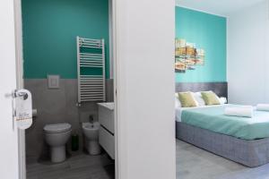 um quarto com uma cama, um WC e um lavatório em Partenope Guest House em Nápoles