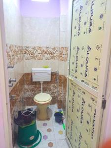 Elle comprend une petite salle de bains pourvue de toilettes. dans l'établissement sun guest house, à Ujjain