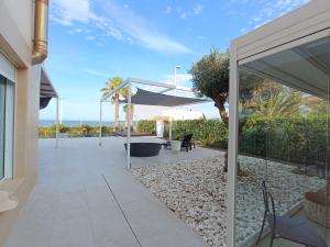 eine Terrasse mit Meerblick von einem Haus aus in der Unterkunft Casa Del Mar, piscina privada frente al mar in Cullera